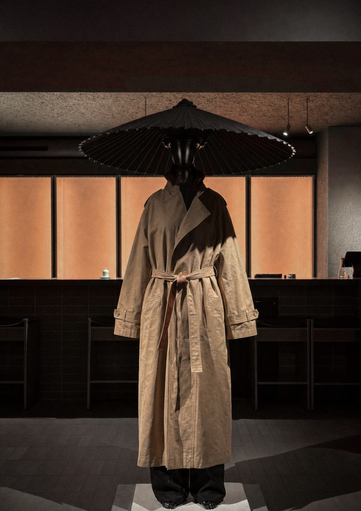 A trench coat under a black kiban
